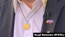 Їржі носить незвичний значок – прапор ЄС на ньому перекреслений. Активіст вважає «Чехзіт» найкращим сценарієм для Чехії