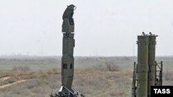 Russia -- An S-300 Favorit air-defense system at the Ashuluk firing range in Astrakhan Region, 11Apr2008