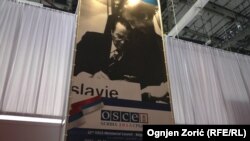 Plakat sa fotografijom Josipa Broza Tita na samitu OEBS-a u Beogradu