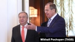 Antonio Guterres (solda) və Sergei Lavrov, arxiv fotosu