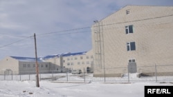 Новое здание школы имени Борана Нсанбаева в поселке Бирлик Атырауской области. 8 января 2009 года. 