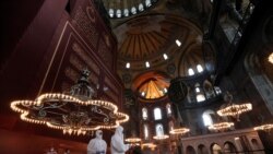 (Dezinfektimi i xhamisë 'Shën Sofia', Stamboll. Foto: Reuters)