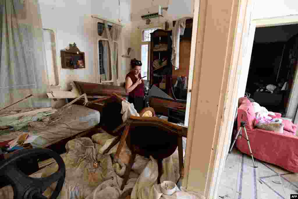 Една жена врши увид во штетата во нејзината куќа во либанскиот главен град Бејрут