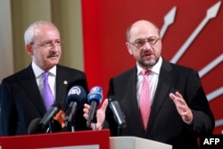 Predsjednik EP Martin Schulz sa liderom opozicione Republikanske narodne partije Kemalom Kilicdarogluom u Ankari 1.septembra 2016.