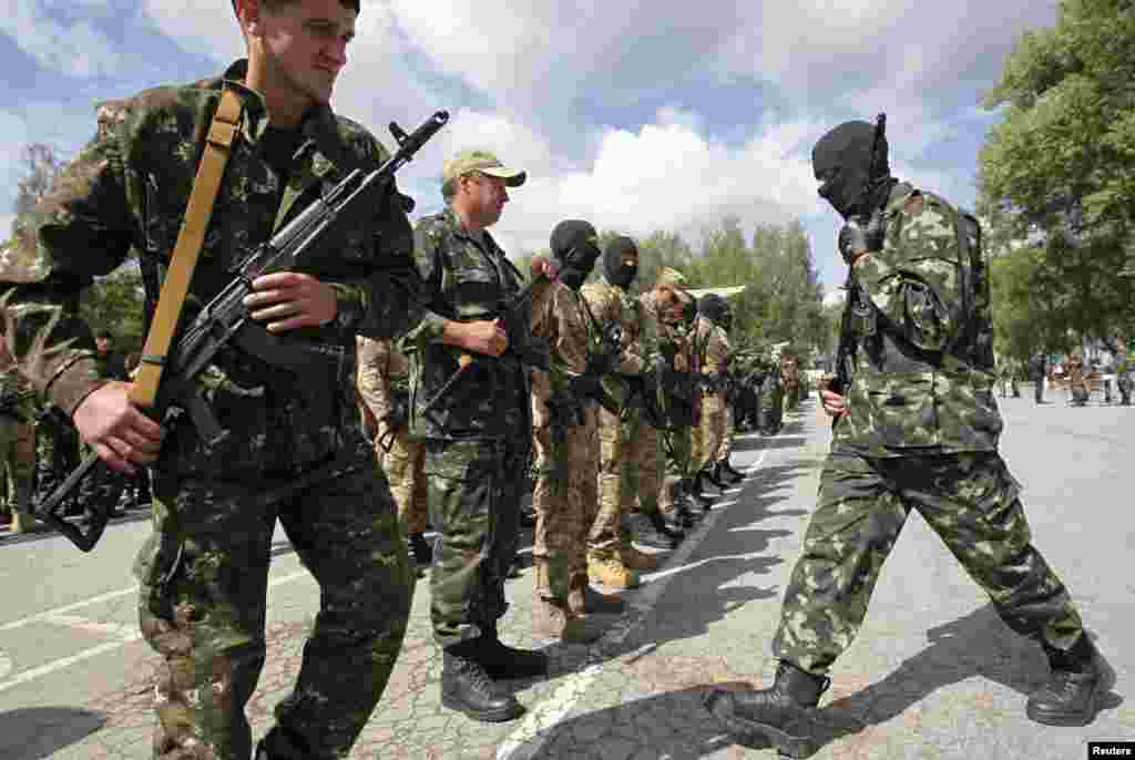 Нових бійців батальйону «Донбас» після складання присяги долучили до складу Національної гвардії України, 23 червня 2014 року 