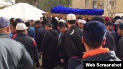 Собравшиеся на поминальную молитву жители города несут завернутое в саван тело Максата Досмагамбетова. Жанаозен, 1 октября 2018 года.

