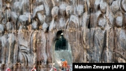 Строительство "Стены скорби" в память жертв политических репрессий 