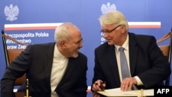 Polish Foreign Minister Witold Waszczykowski (right) talks with Iranian counterpart Mohammad Javad Zarif on May 29 in Warsaw.