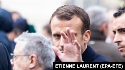 Emmanuel Macron (ortada)