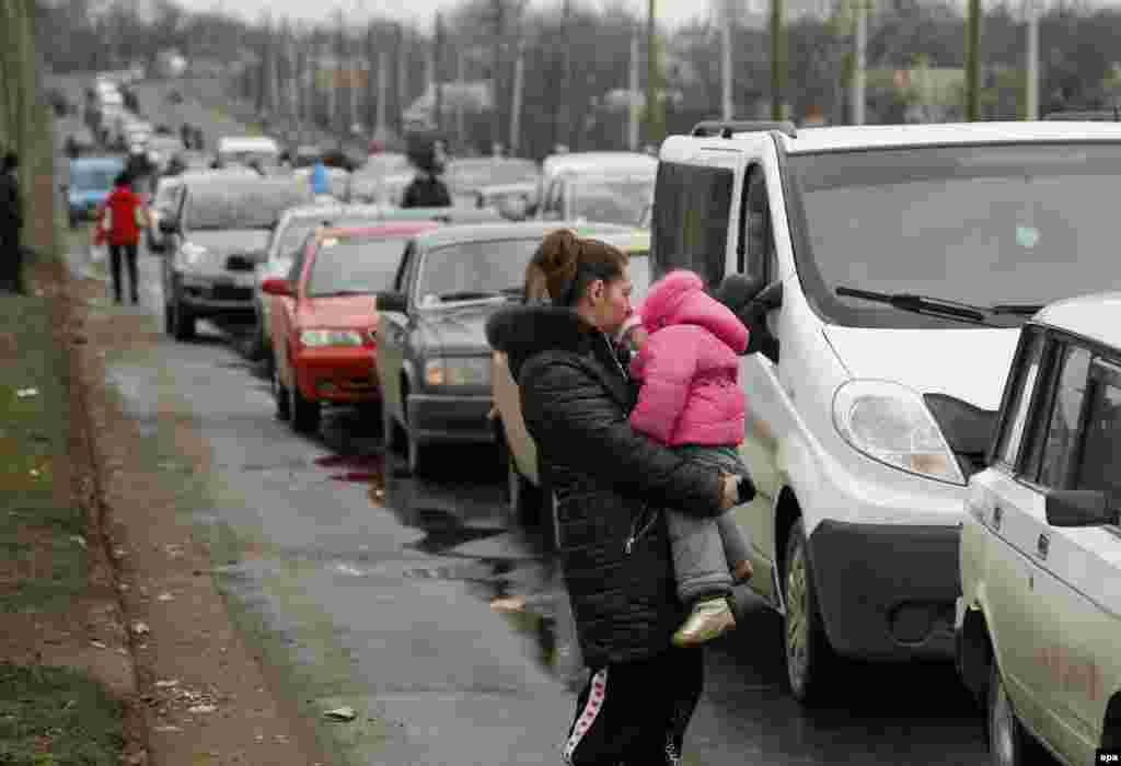 На КПП біля Оленівки, що на Донеччині, величезна черга охочих потрапити з тимчасово окупованих територій в Україну, 14 лютого 2016 року