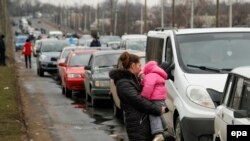 Черга на КПП «Оленівка», архівне фото, 2016 рік