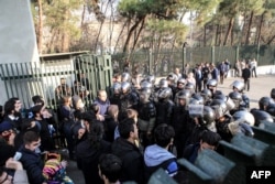 Студенты Тегеранского университета и полицейские