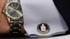 یک دکمه سردست با نشان سی‌آی‌ای روی پیراهن جان برنان، مدیر سابق سازمان اطلاعات مرکزی آمریکا