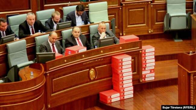 Deputetët e Vetëvendosjes vendosën kutitë me nënshkrime të peticionit kundër Demarkacionit. Prishtinë, 20 mars, 2018