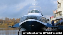Севастополь: пассажирское судно на подводных крыльях «Комета», изготовленное на судоремонтном заводе «Вымпел» в Ярославской области России