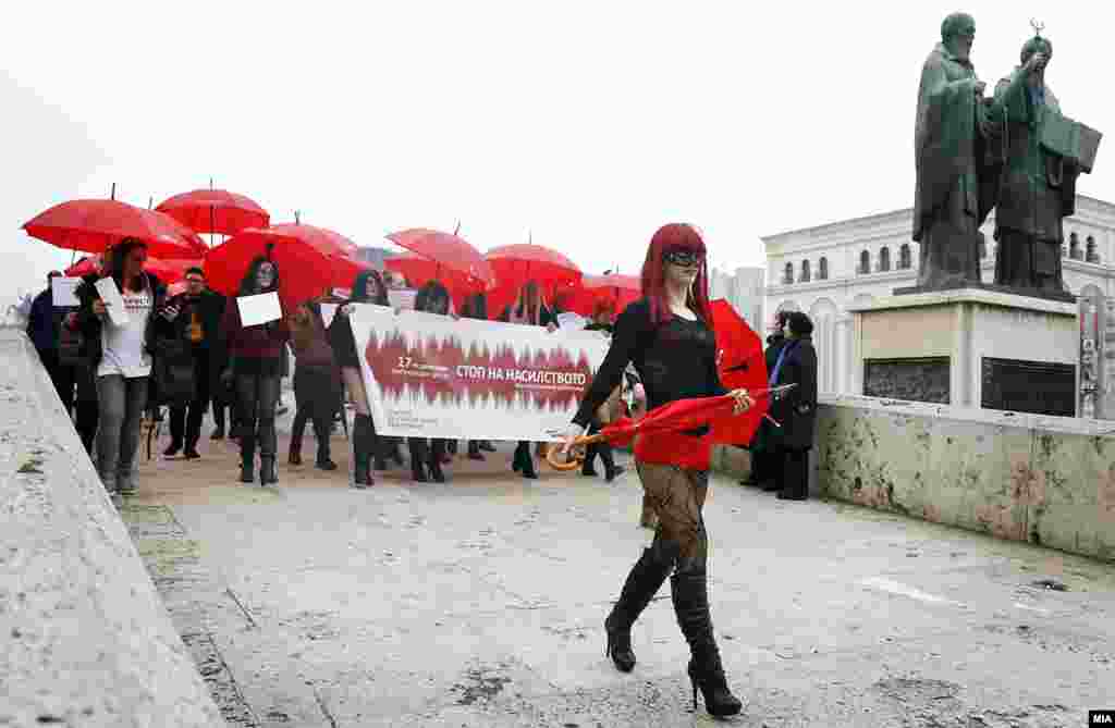 МАКЕДОНИЈА - Сексуалните работници традиционално по 12-ти пат во Скопје маршираа за поголеми права, еднаков третман пред законите и почитување на нивното право на слободен избор. Тие бараат измени на законските регулативи кои ги криминализираат сексуалните работници.