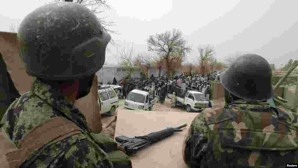 Солдаты Национальной армии Афганистана и армии США в провинции Кандагар.