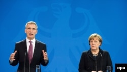 Angela Merkel və Jens Stoltenberg 