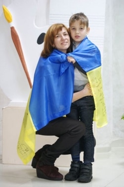 Алла і син Арсеній з подарований прапором від 72 бригади