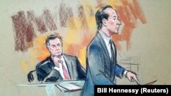 Paul Manafort (solda) vəkili Richard Westling ilə məhkəmədə