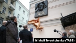 Soljenitsının xatirə lövhəsi onun 1970-ci illərdə yaşadığı binanın divarında dekabrın 11-də açılıb