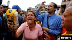 اعتراض در مقابل یک س.پرمارکت در کاراکاس در ونزوئلا