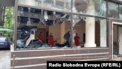 Работници ја расчистуваат Народната канцеларија на претседателот Ѓорѓе Иванов демолирана на протестите против одлуката на претседателот за аболиција