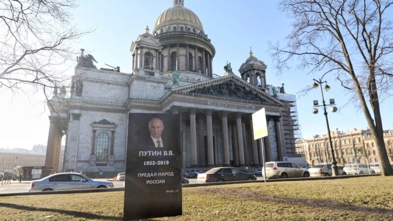 Peterburgda Putiniň ýalan mazar daşyny dikendigi çaklanylýan iki aktiwist tussag edildi 