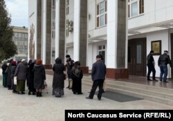 Родственники дагестанцев, находящихся в иракских тюрьмах, у здания правительства РД
