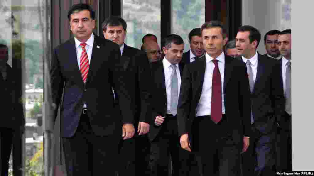 Gürcüstan prezidenti Mikheil Saakashvili (solda) seçkidə qalib gəlmiş müxalifət koalisiyasının rəhbəri, Baş nazir təyin olunacağı gözlənən Bdzina İvanishvili ilə görüşür, Tbilisi, 9 oktyabr 2012