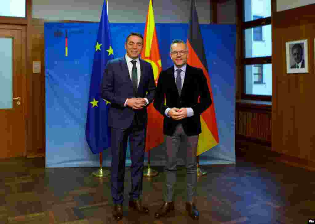 ГЕРМАНИЈА / МАКЕДОНИЈА - Ќе ги продолжиме заедничките напори за постигнување на целта Северна Македонија во ЕУ, а паралелно, фокусот да се задржи на ЕУ реформите дома, изјавил германскиот министер задолжен за Европа, Михаел Рот, на средбата со шефот на македонската дипломатија, Никола Димитров, во Берлин.