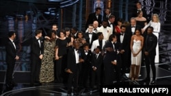 Режиссер Барри Дженкинс (в центре), снявший «Лунный свет», который получил «Оскар» как «Лучший фильм». Лос-Анджелес, 26 февраля 2017 года.