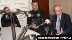 Рафиқ Таги (оң жақтан бірінші) Азаттық радиосына сұқбат беріп отыр. Баку, 24 желтоқсан 2010 жыл