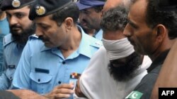Qur'onni yoqqanlikda ayblangan imom Hofiz Muhammad Xolid Chishtiy mahkamaga binosi oldida. 2 sentabr 2012 yil, Islomobod.
