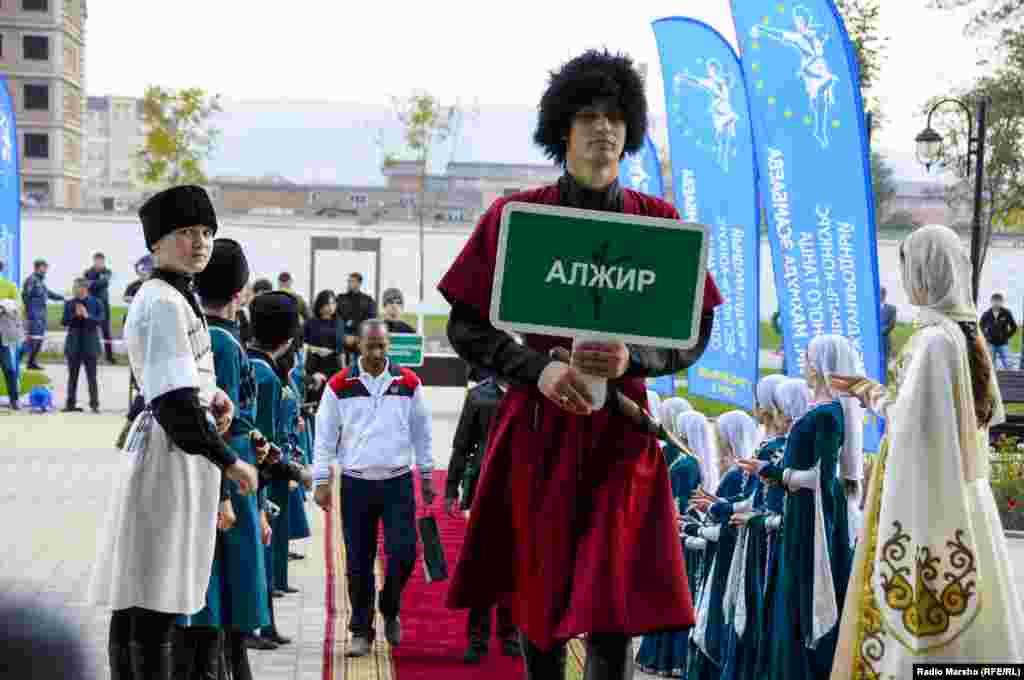 Әлҗәзаир биючеләре бәйге залына керә.