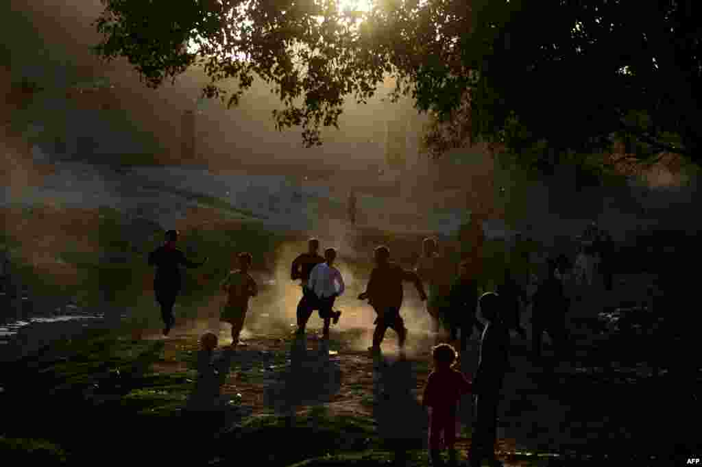 Афганскія хлопчыкі гуляюць у футбол у Гераце.