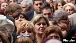 Armenia - Market traders protest outside a government building in Yerevan, 2Oct2014.