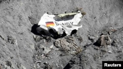 Обломок самолета Germanwings во французских Альпах.