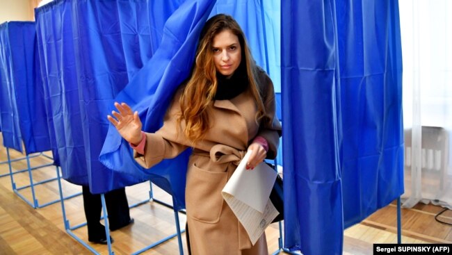 Під час голосування на виборах президента України на одній з виборчих дільниць у Києві, 31 березня 2019 року