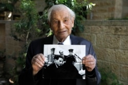 گابریل باخ ۹۳ ساله، تصویری از حضور خود در دادگاه آیشمن را در دست دارد