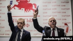 Кіраўнікі партыі БНФ Рыгор Кастусёў (справа) і Аляксей Янукевіч 