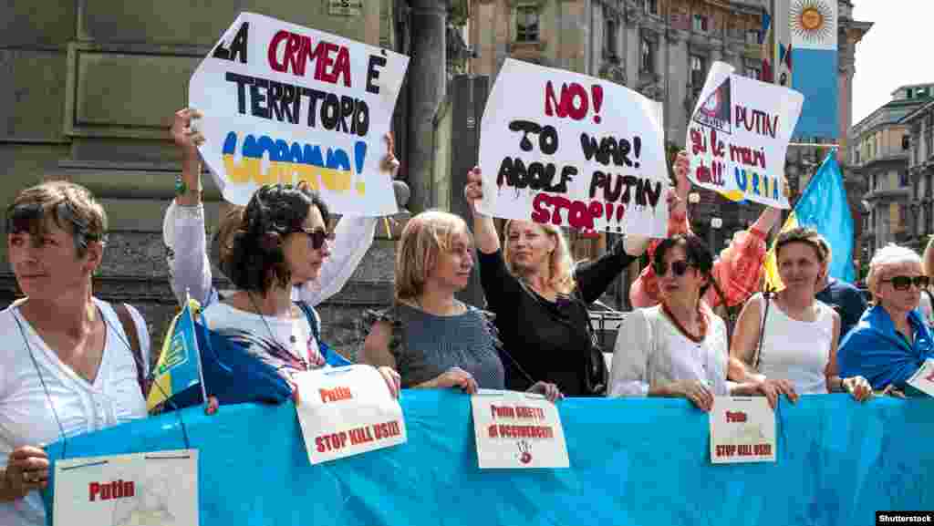 Плакати учасників протесту проти агресії Росії напередодні візиту до Італії російського президента Володимира Путіна. Мілан, 9 червня 2015 року