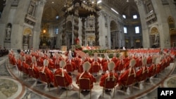 Католик кардиналдары шайлоо алдындагы диний жөрөлгө учурунда. 12-март, 2013-жыл. 