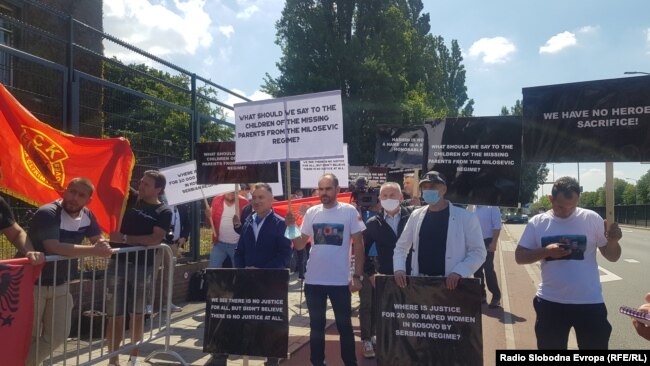Grupa kosovskih Albanaca iz dijaspore ispred Specijalnog suda u Hagu, 13. jul