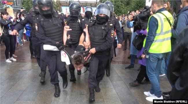 Массовые задержания на Пушкинской площади 3 августа
