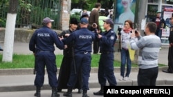 Полиция остановила участника гей-парада в Кишиневе.