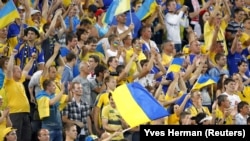 Донецьк: уболівальники на «Донбас Арені» перед матчем групи D Євро-2012 проти Англії. Україна, 19 червня 2012 року