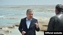 Президент Узбекистана Шавкат Мирзияев на месте прорыва дамбы Сардобинского водохранилища. 