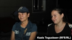 Гульзипа Джаукерова и Оксана Шевчук (справа), подозреваемые в «участии» в деятельности запрещенной организации, на территории специализированного следственного суда. Алматы, 3 июля 2019 года.