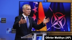 A NATO főtitkára sajtótájékoztatót tart Brüsszelben 2022. május 25-én